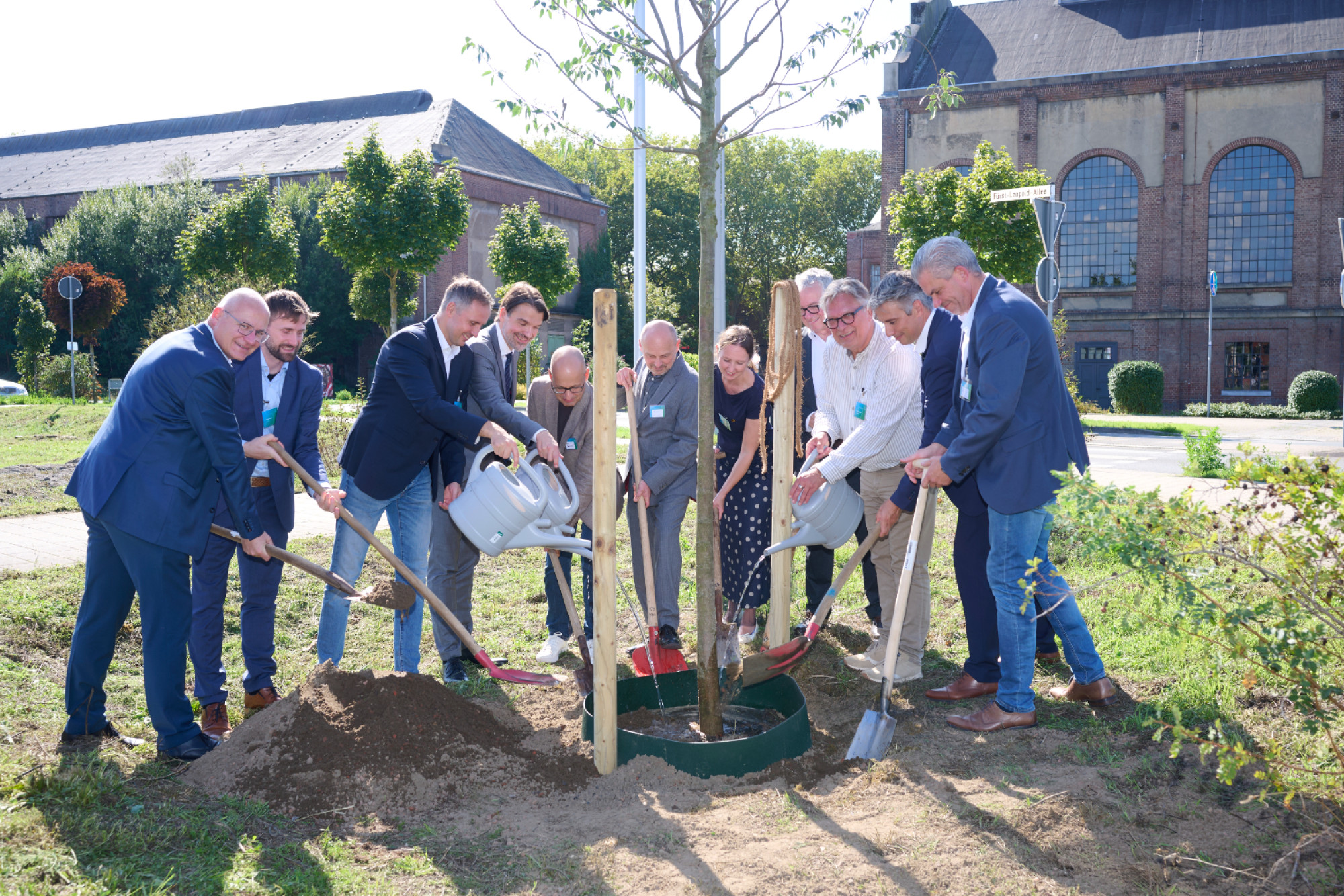 Mehr Schatten, mehr Grün, auch das ist die Schwammstadt: Beim Klima.Werk-Forum pflanzten deshalb Dezernentinnen und Dezernenten aus den Klima.Werk-Kommunen sowie der Lippeverbands-Vorstand einen Baum. 